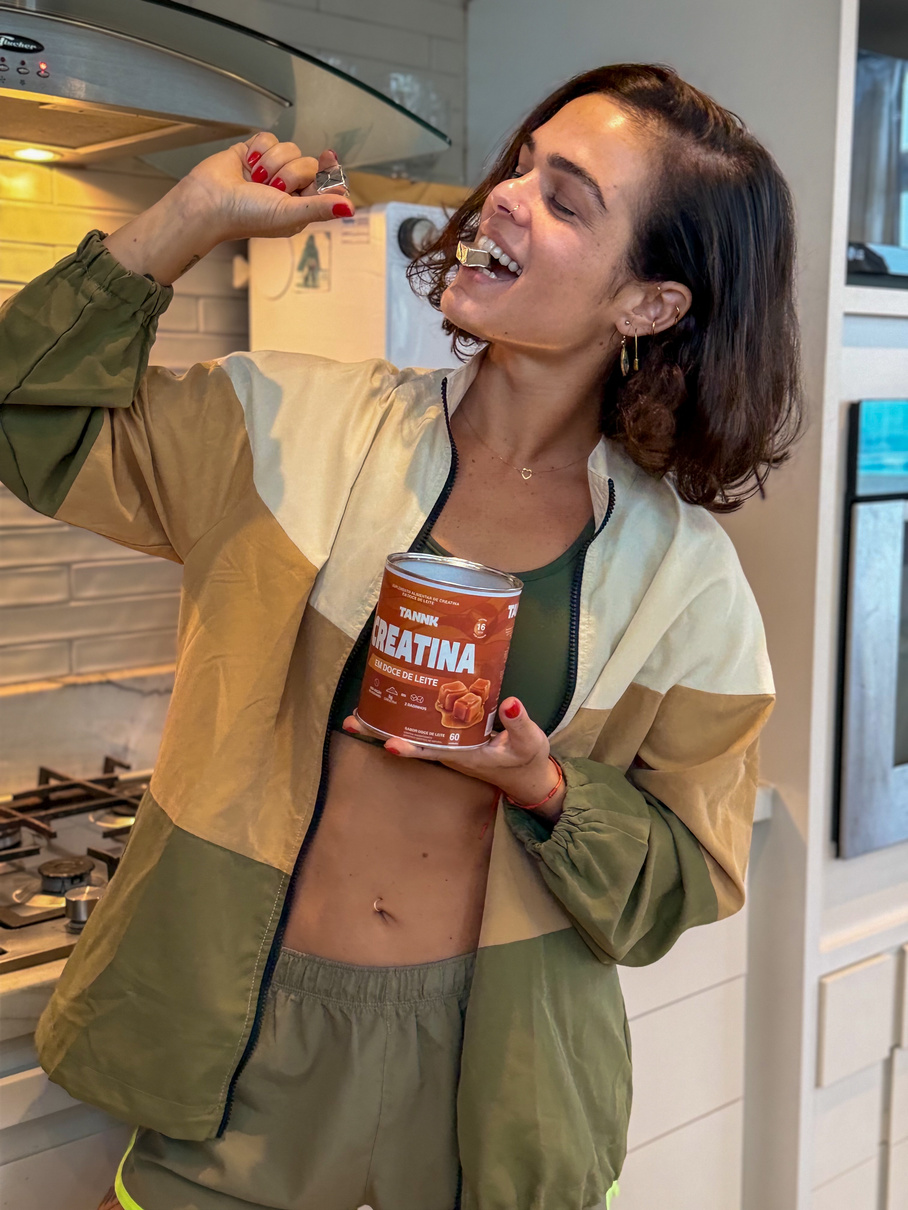 Creator comendo um dadinho de creatina na cozinha