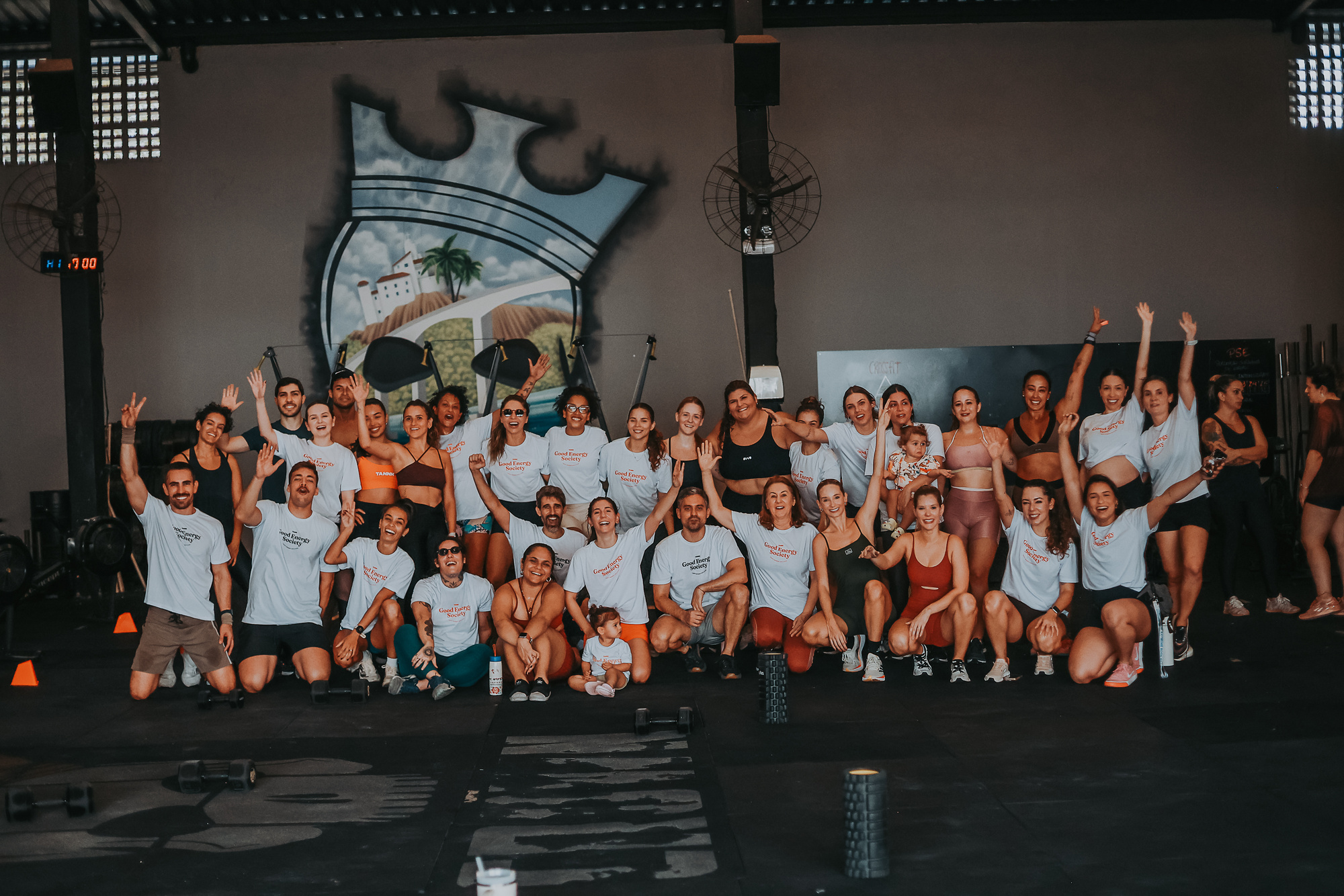 Foto da turma da Good Energy Society reunida no box